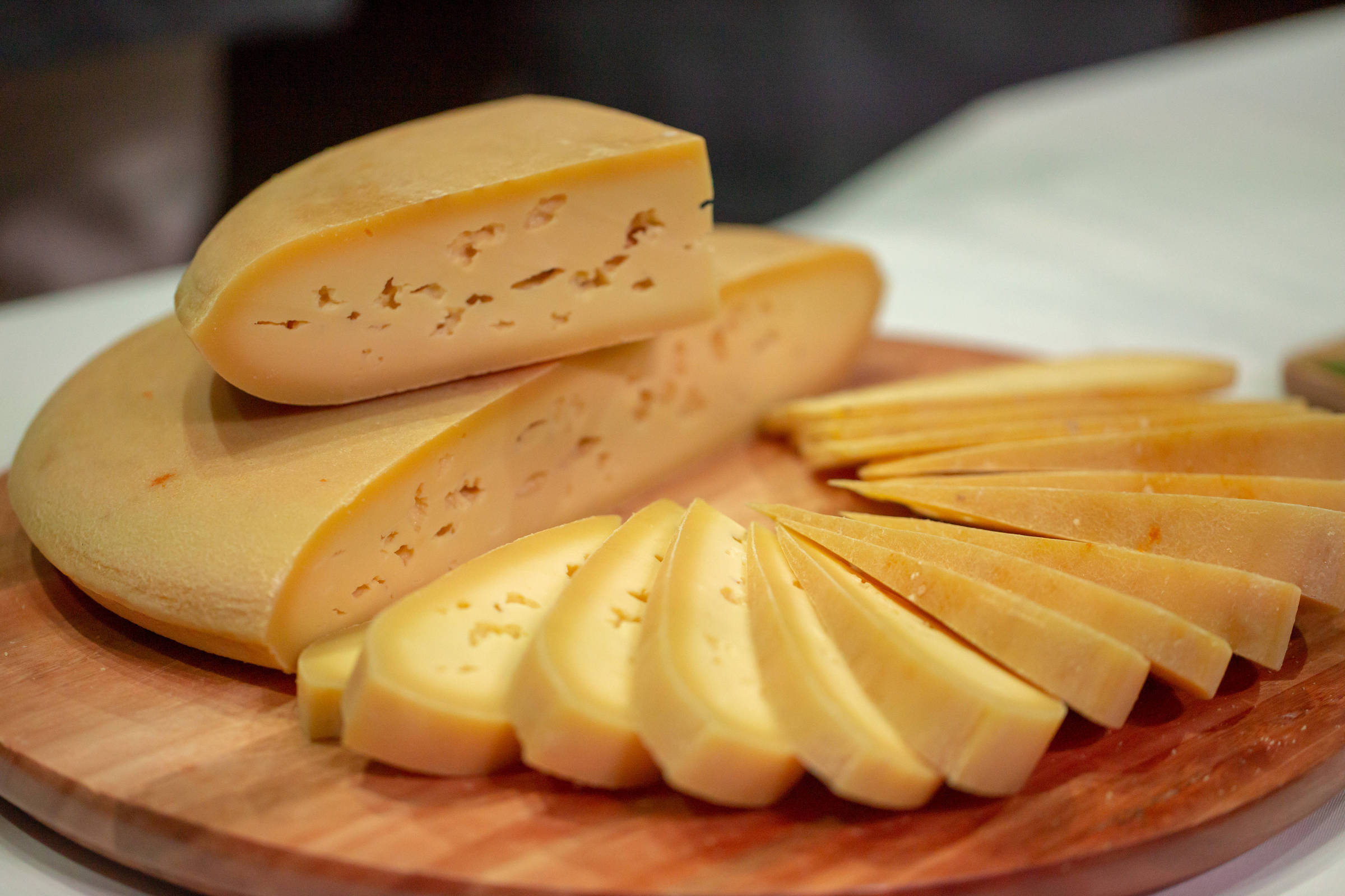 Feiras gastronômicas gratuitas expõem variedade de queijos e vinhos em SP