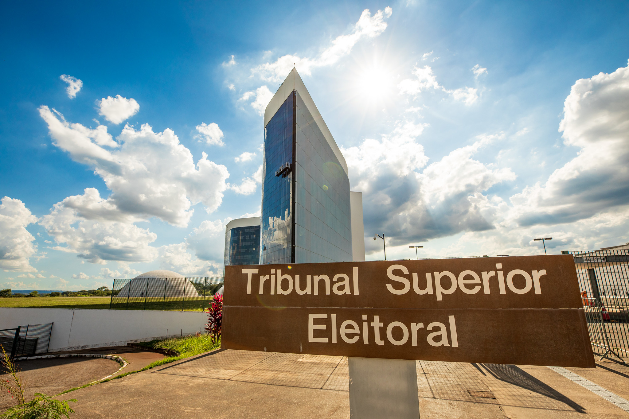 AGU defende que STF imponha limites à punição por campanha antecipada