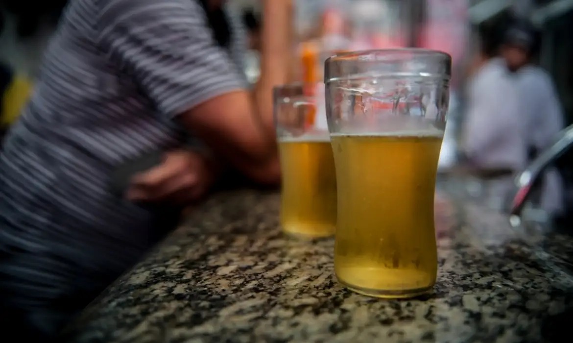 Cerveja todos os dias: entenda o que a bebida faz no intestino e na saúde cardiovascular