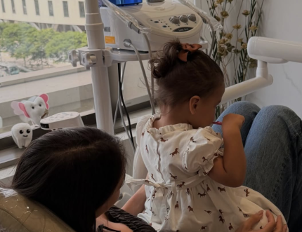 Momento fofura! Amanda Kimberlly mostra a primeira ida de Helena ao dentista