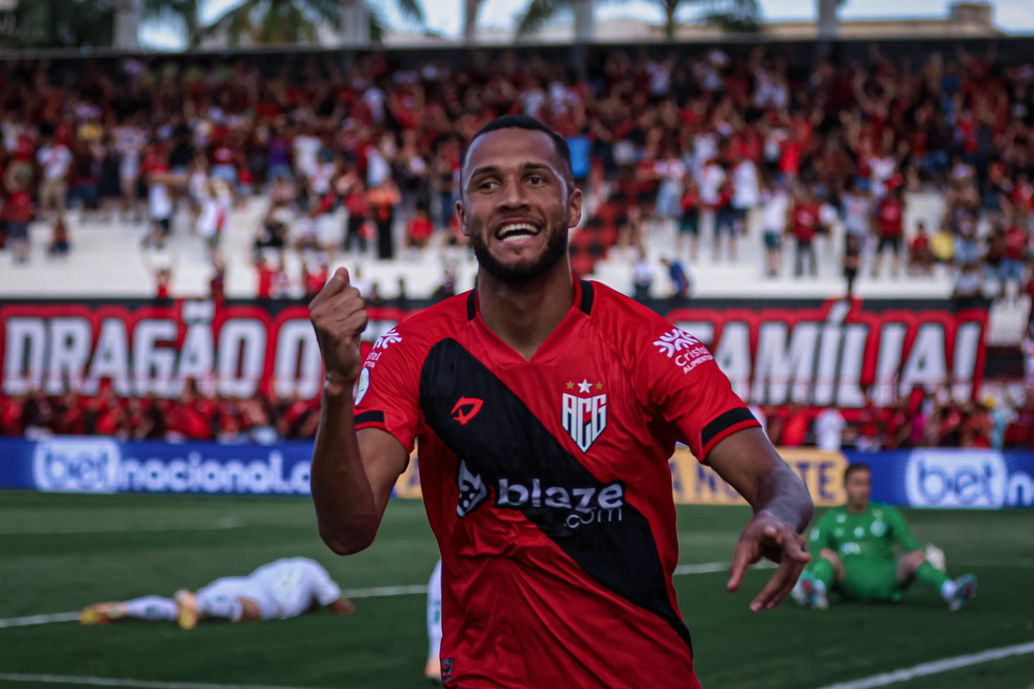 Atlético-GO confirma a contatação do atacante Gustavo Coutinho