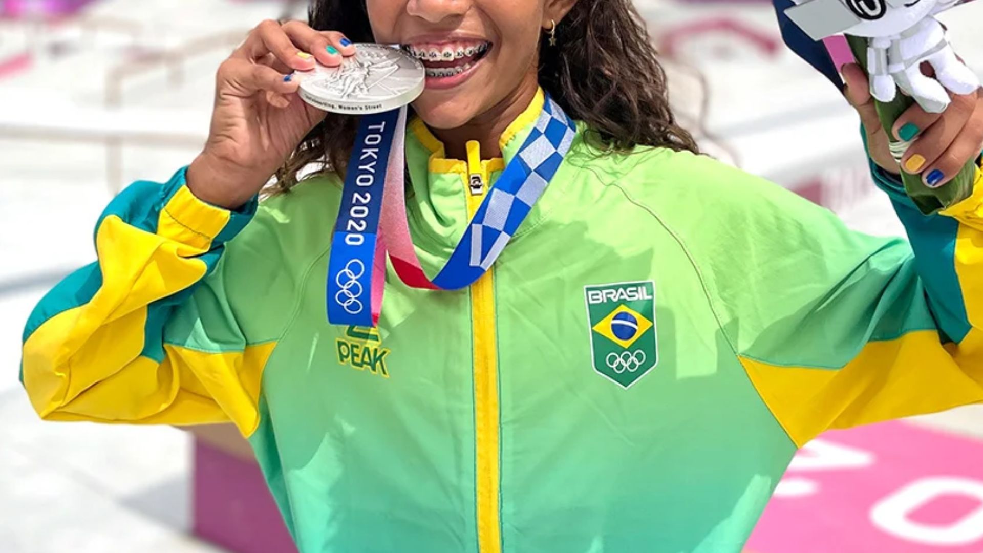 Com R$ 90 milhões acumulados, atleta de 18 anos transforma parte dos ganhos em apoio a mulheres