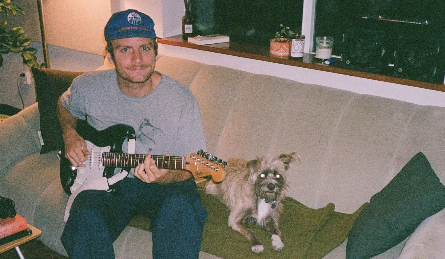 De volta ao Brasil, Mac DeMarco está sóbrio, tranquilão e ri de fama de ‘sujo’: ‘Eu só cheiro a cigarro’
