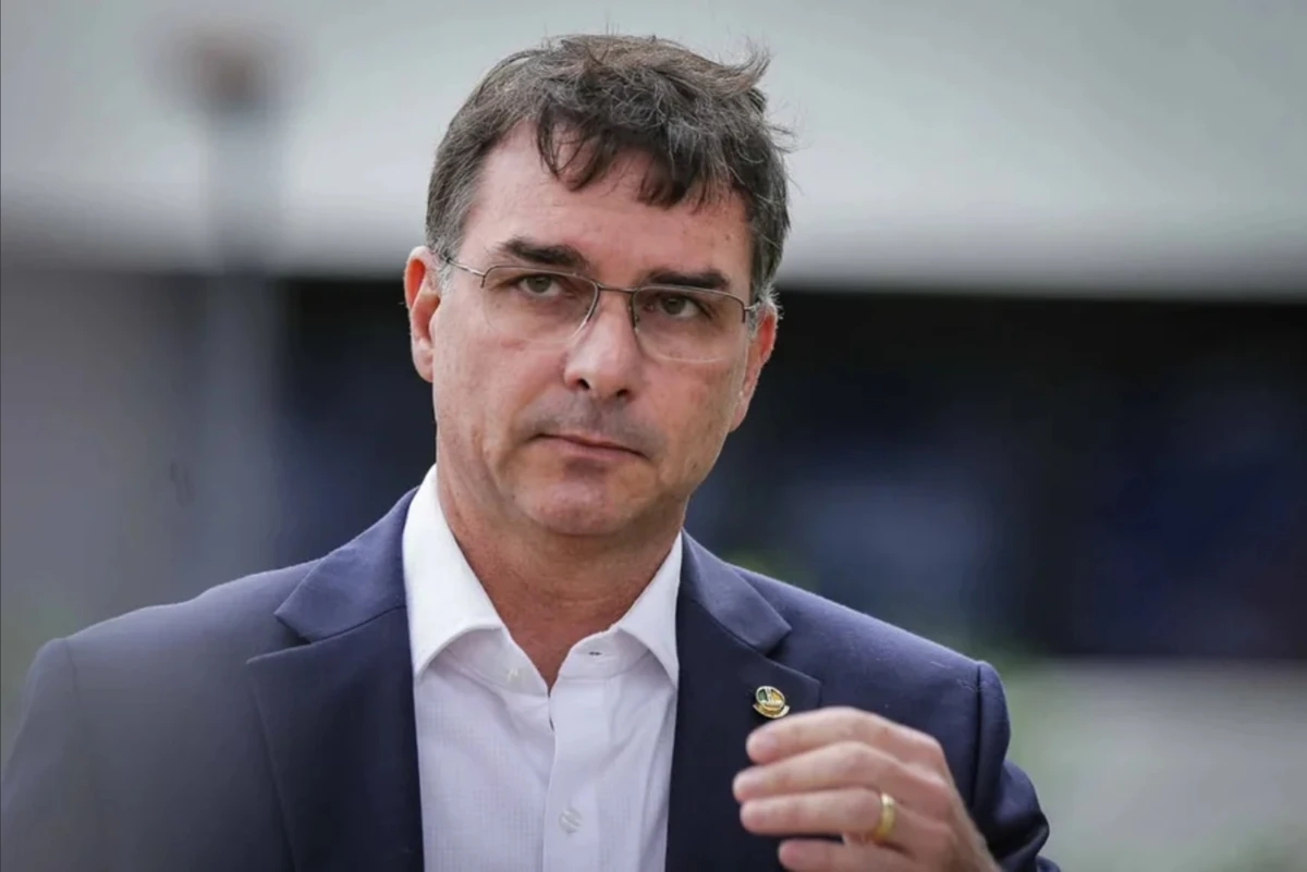 Domiciliar de Bolsonaro pode tirar Flávio da disputa presidencial?Vídeo