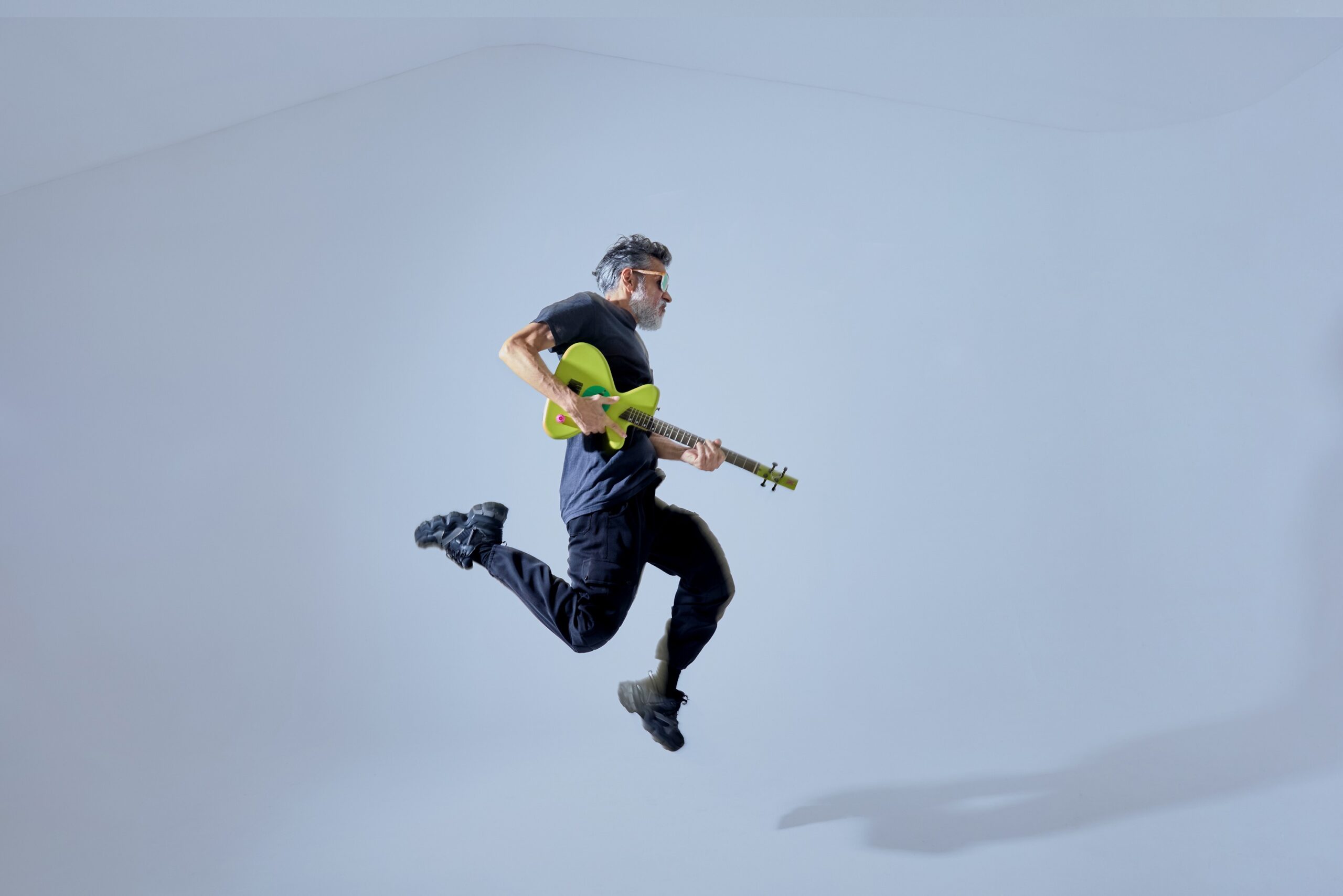 Personificado pelo guitarrista Fernando Catatau, o grupo Cidadão Instigado lança o primeiro álbum em onze anos