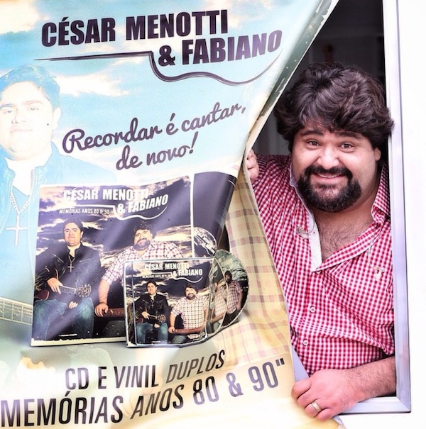 César Menotti e Fabiano comemoram resultados de disco de regravações