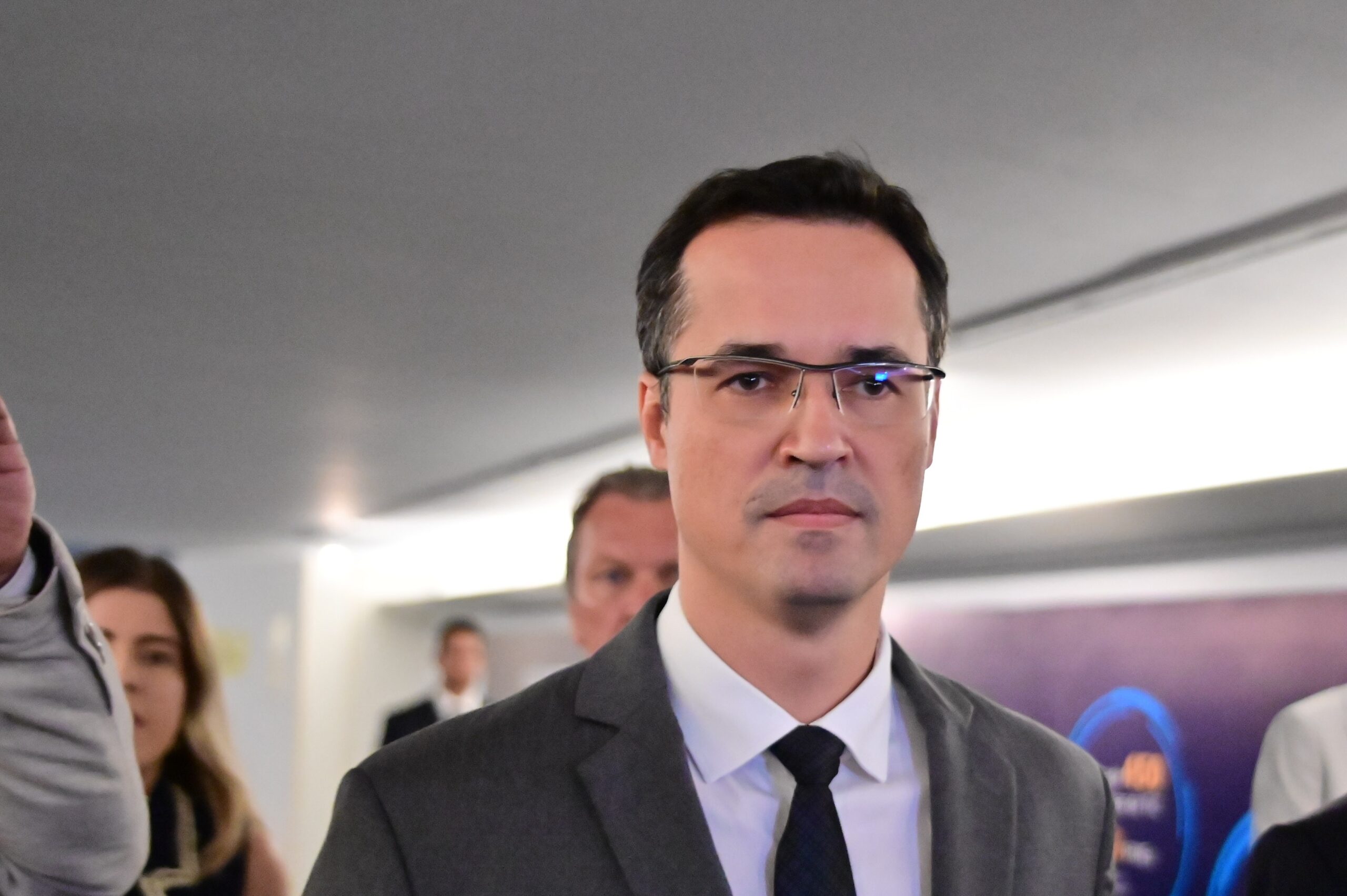 Deltan Dallagnol é anunciado pré-candidato ao Senado pelo Paraná em evento de filiação de Sergio Moro ao PL