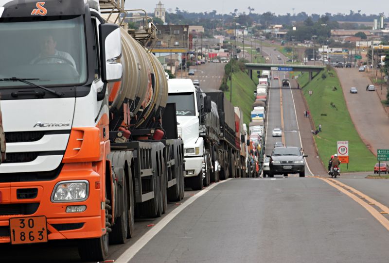 Governo e caminhoneiros fazem acordo para adiar possibilidade de greve