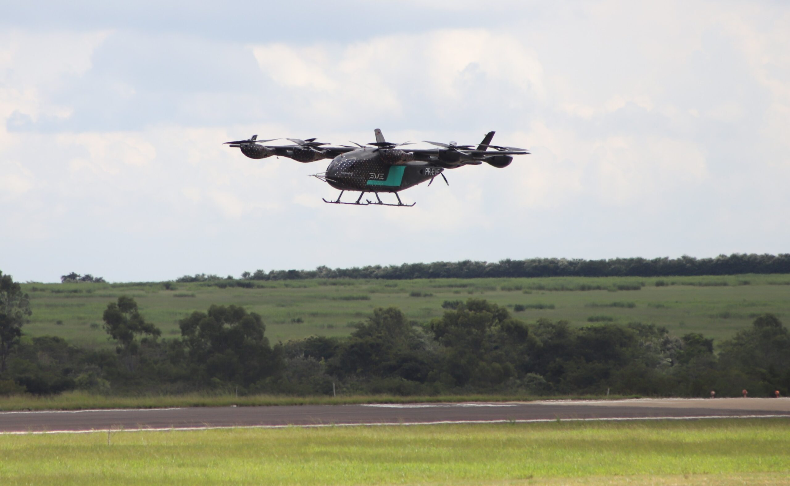Embraer faz voo de demonstração de ‘carro voador’ em evento de apresentação do Gripen