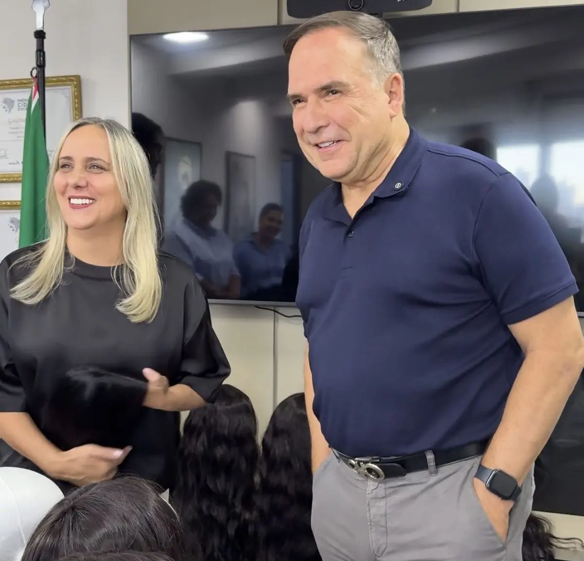 Mabel recebe 96 perucas para doação a mulheres em tratamento de câncer