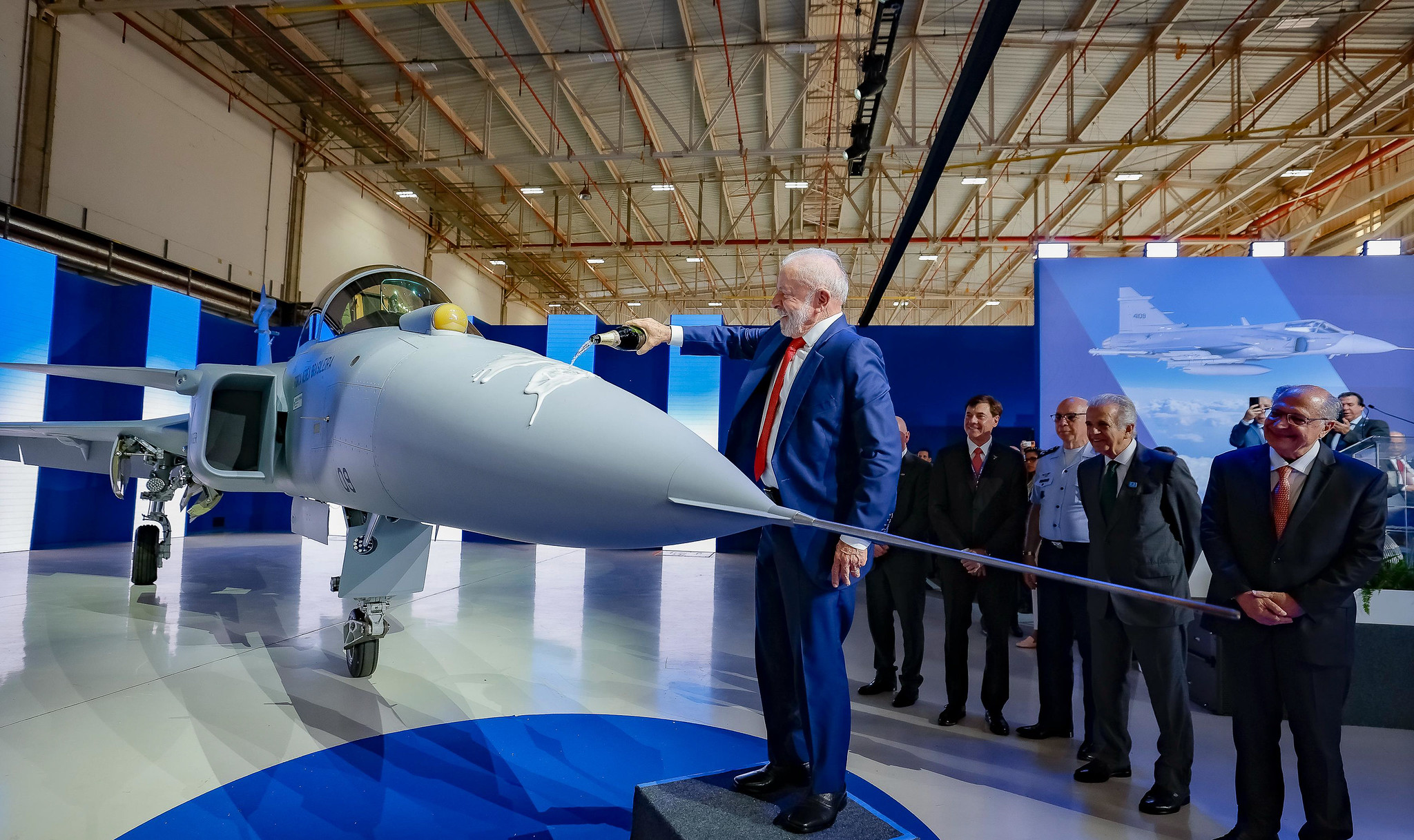 Antes de ir pra Anápolis, Lula batiza primeiro caça Gripen produzido no Brasil e assiste voo de “carro voador”