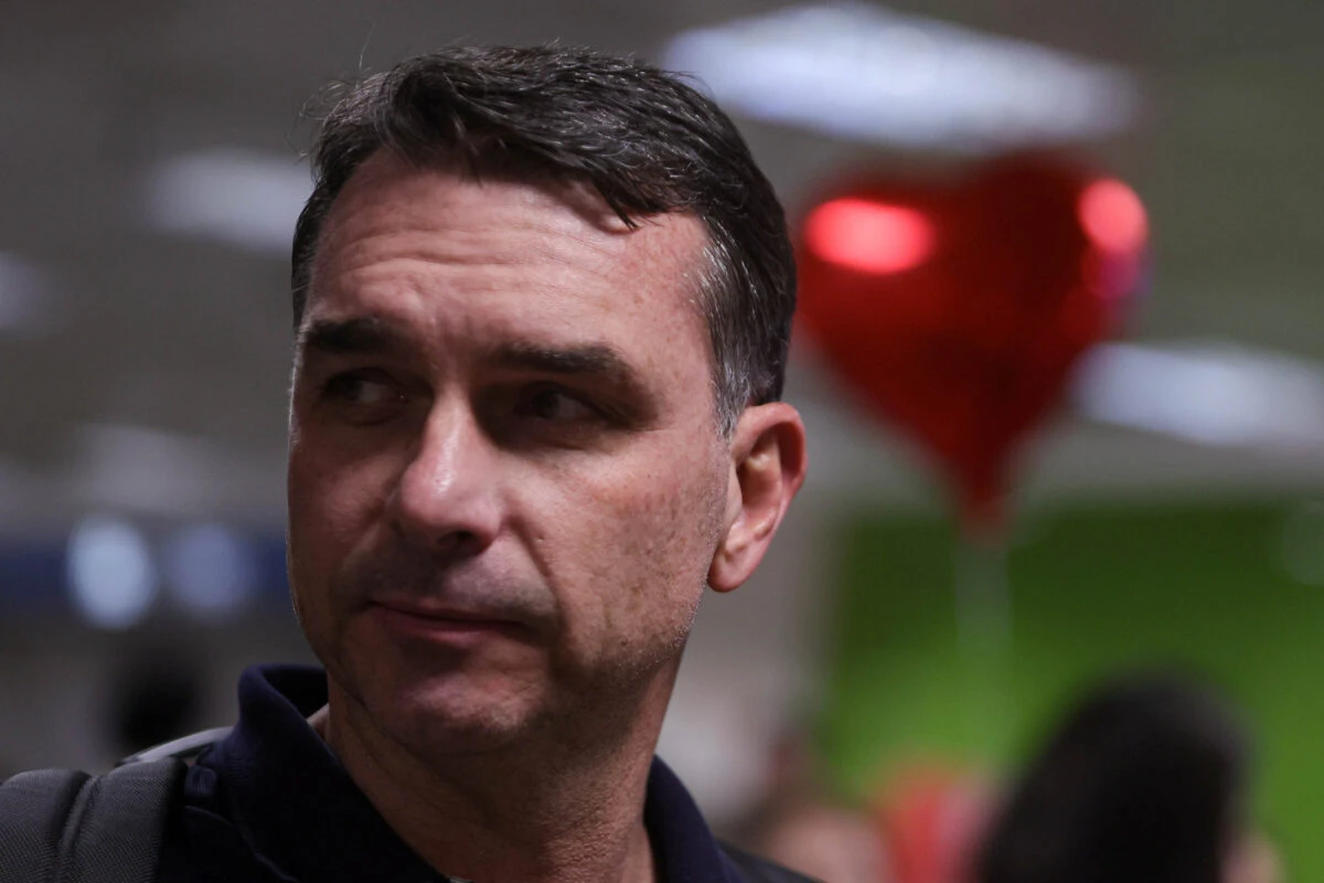 Flávio viaja aos EUA na véspera de Bolsonaro ir para domiciliar