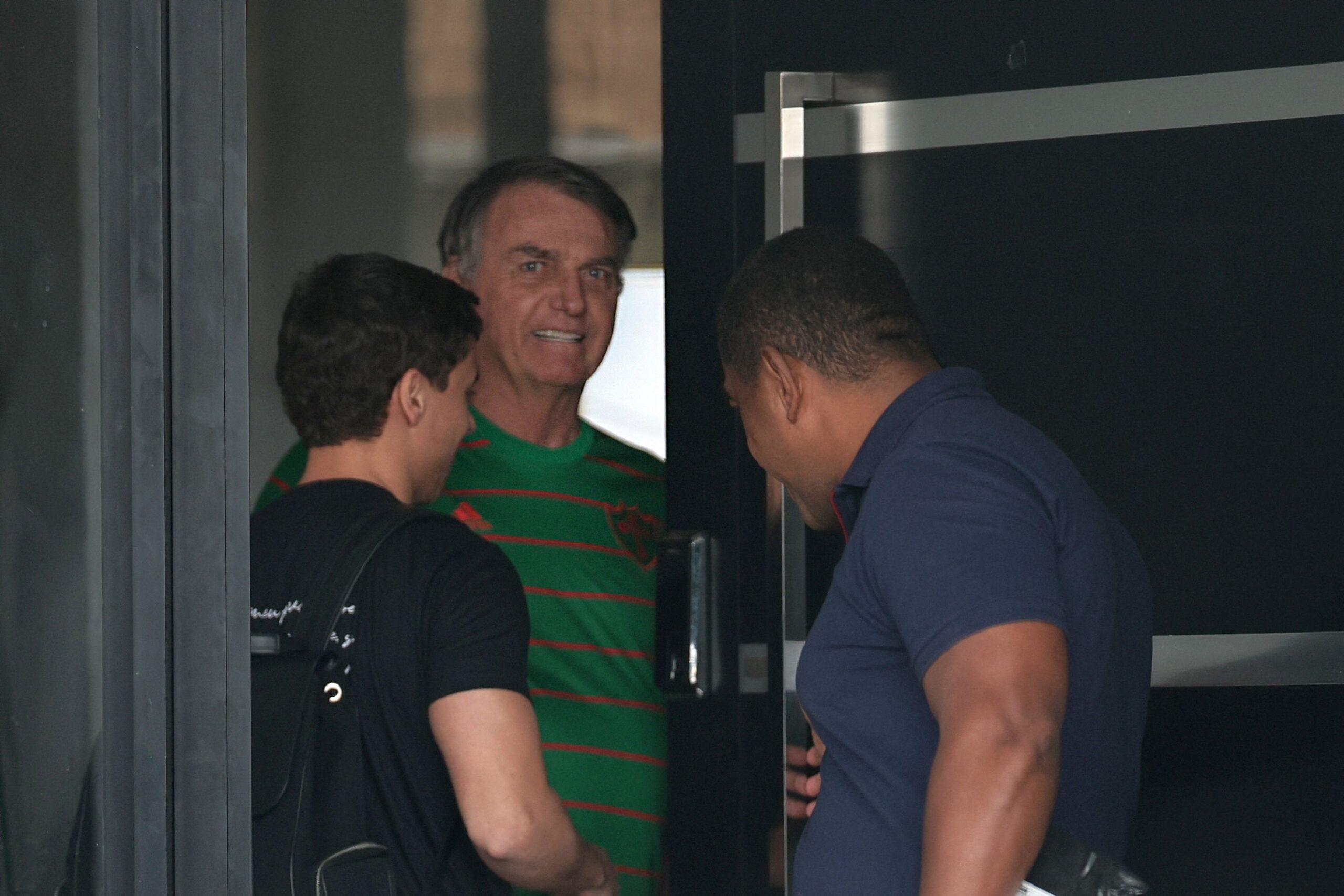 Prisão domiciliar de Bolsonaro ganha força entre investigadores; aliados tentam capitalizar articulação