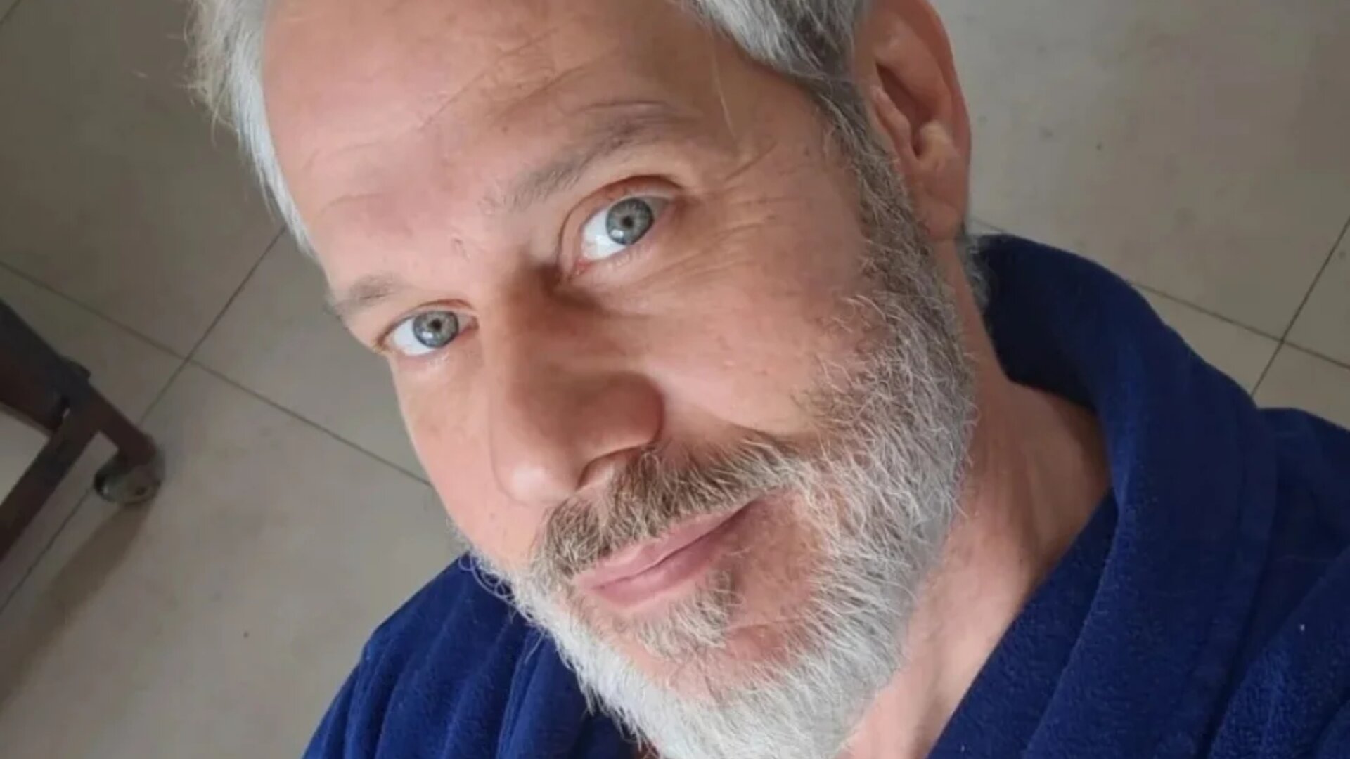 Climão quente! Galã dos anos 90 surge na cama, dá ‘mordida’ no marido e declaração íntima viraliza