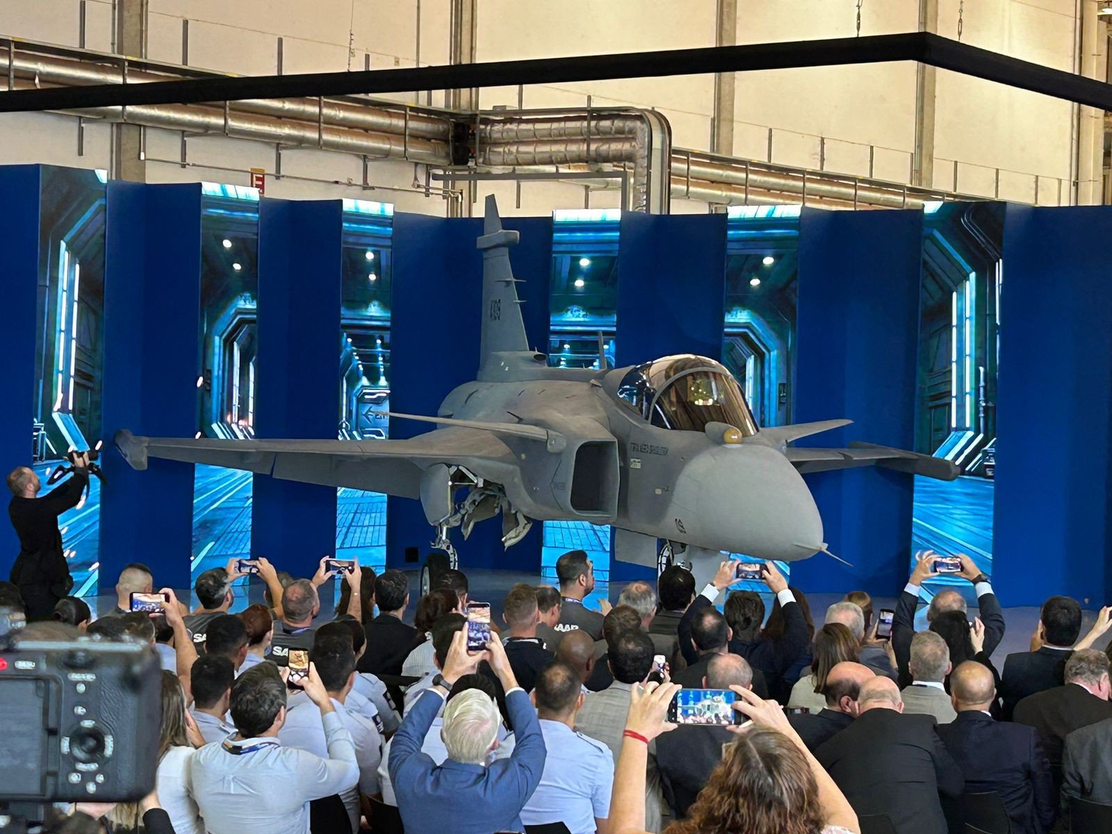 Conheça o caça Gripen F-39E apresentado pela Embraer em evento no interior de SP; FOTOS
