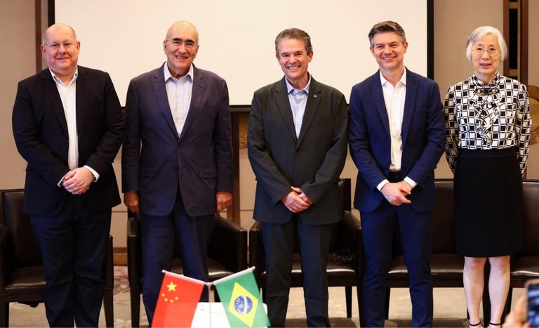 Brasil e China selam nova era no agro: ministro André de Paula abre portas para US$ 100 bilhões em negócios