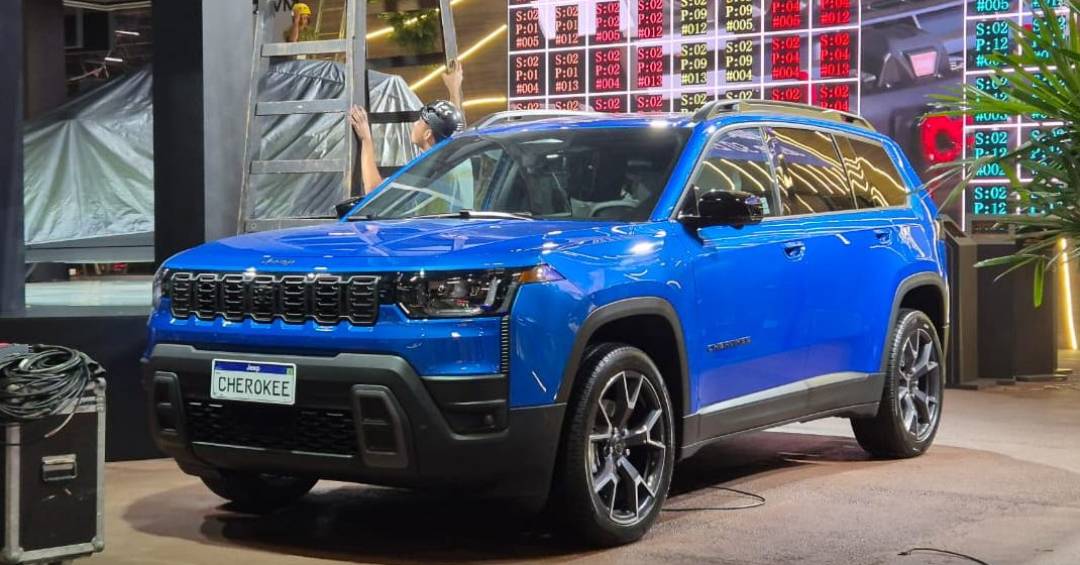 Jeep Cherokee 2026 chega ao Brasil como primeiro híbrido pleno da marca: 800 km de autonomia e design reformulado