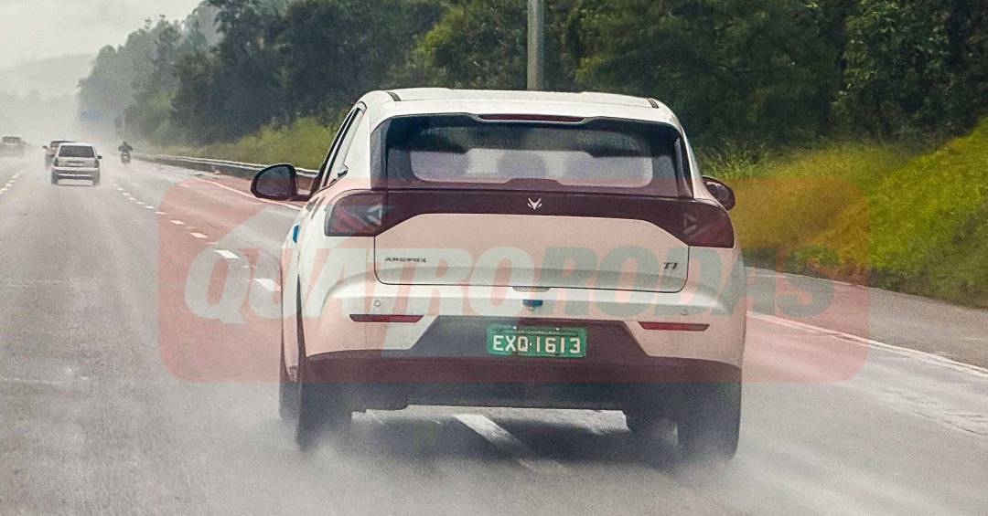 BAIC Arcfox T1 chega ao Brasil em 2026 para disputar com BYD Dolphin e Geely EX2: o que esperar do hatch elétrico chinês