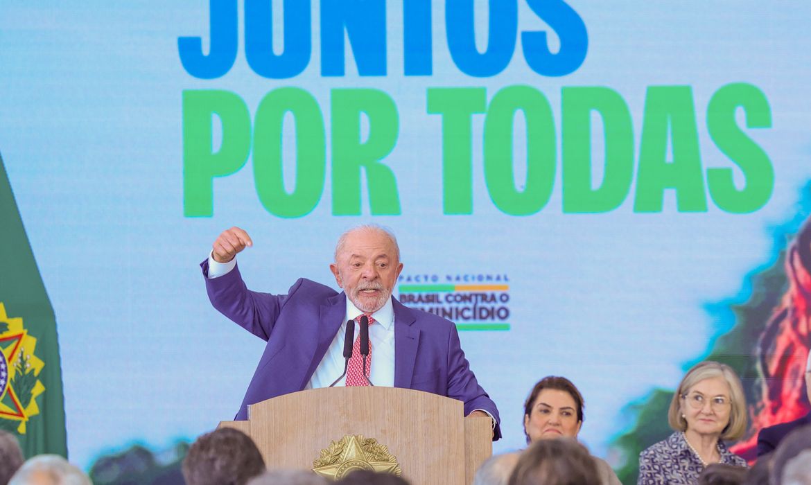Lula assina decreto para obrigar big techs a combater conteúdos criminosos na internet