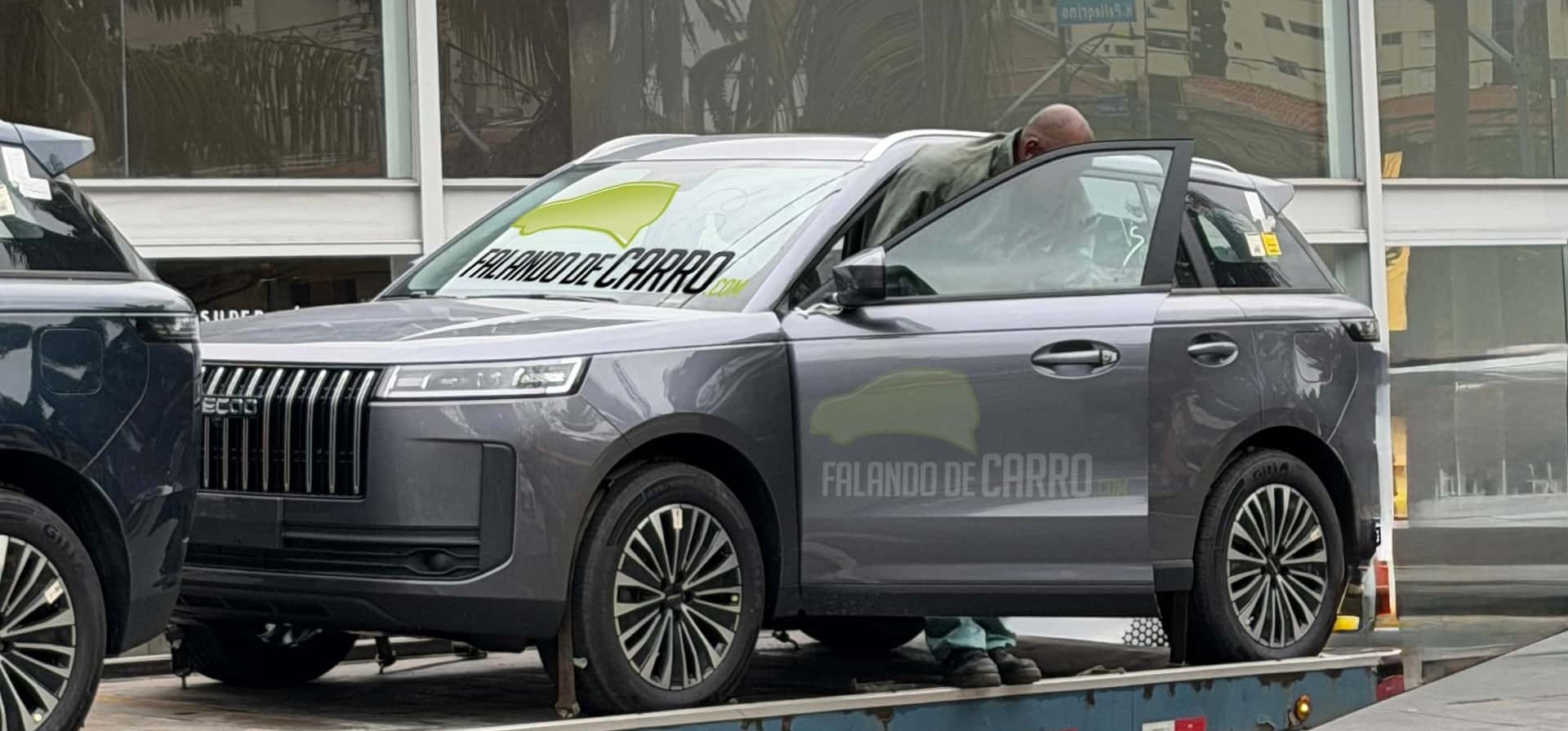 Jaecoo 5 Hybrid chega ao Brasil em julho: flagras revelam primeiras unidades e preço abaixo de R$ 160 mil