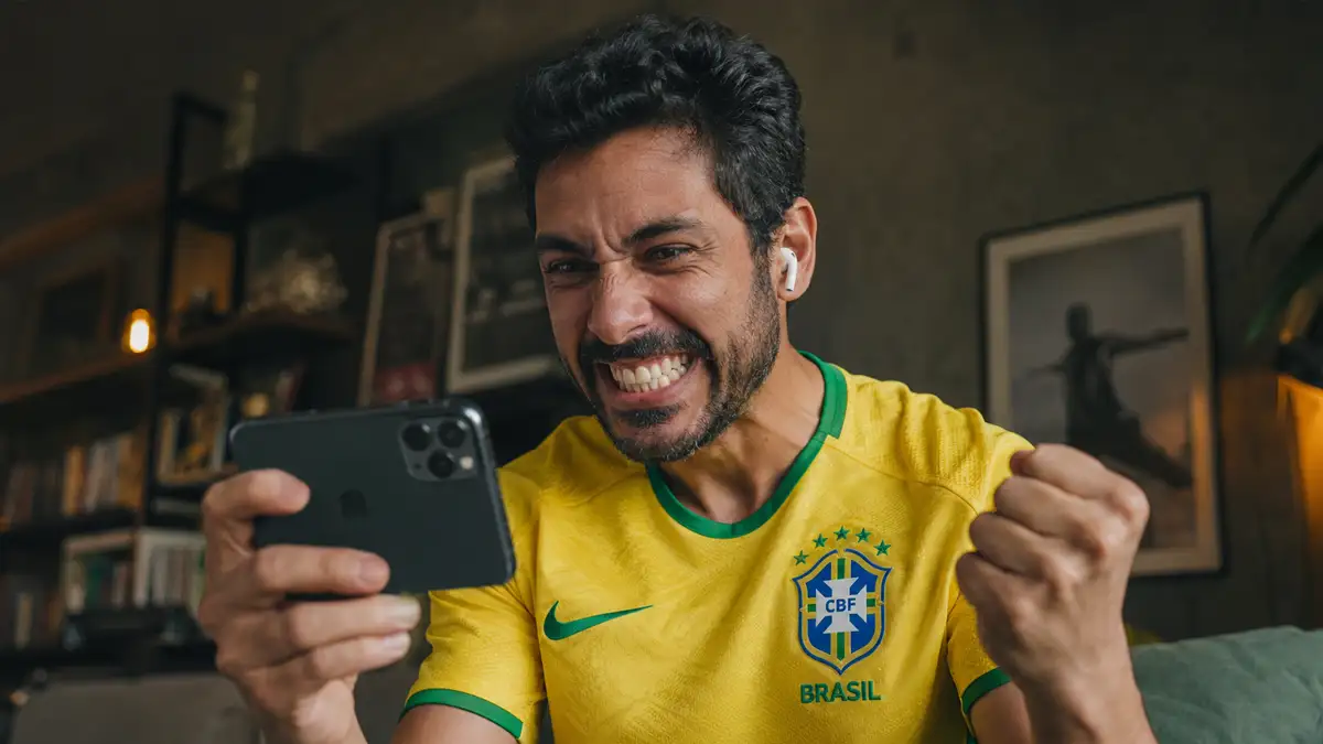Streaming de futebol pelo celular: como assistir ao vivo sem pagar nada (ou por pouco)