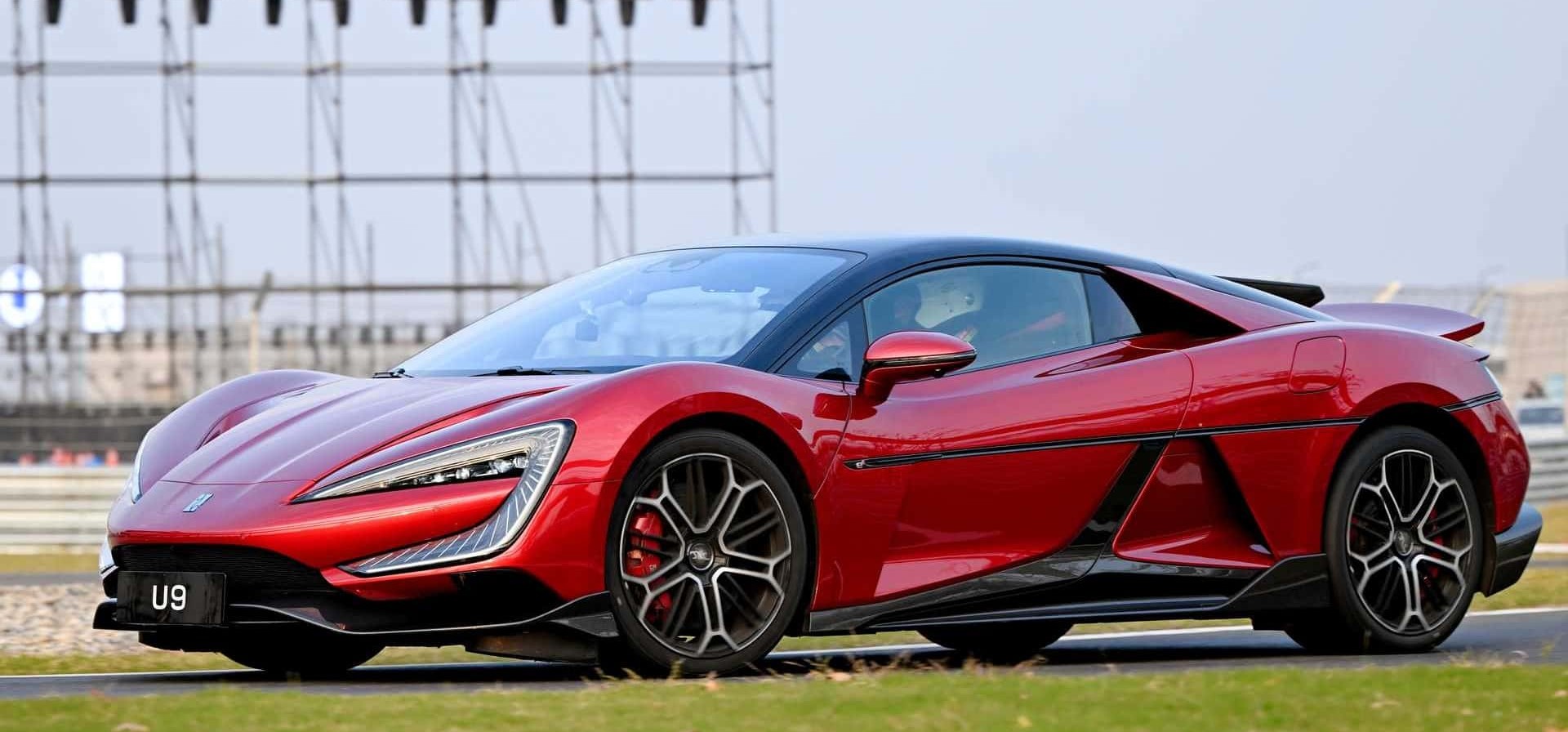 A guerra dos 1.000 cv e 1.400 km: como a eletrificação redefine a indústria automotiva