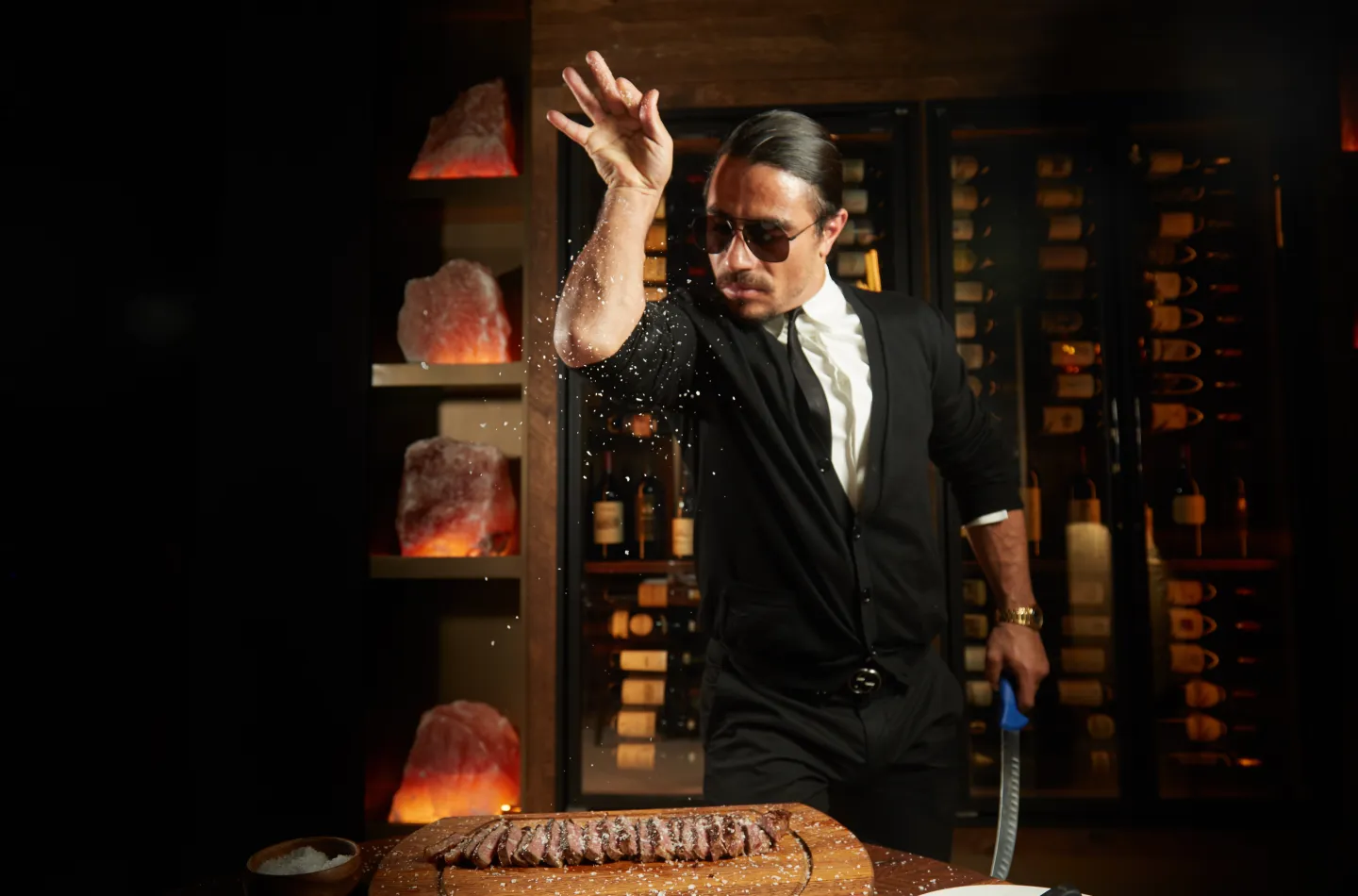 Salt Bae: Do açougue de Istambul ao império de US$ 1 bilhão que redefiniu o luxo gastronômico