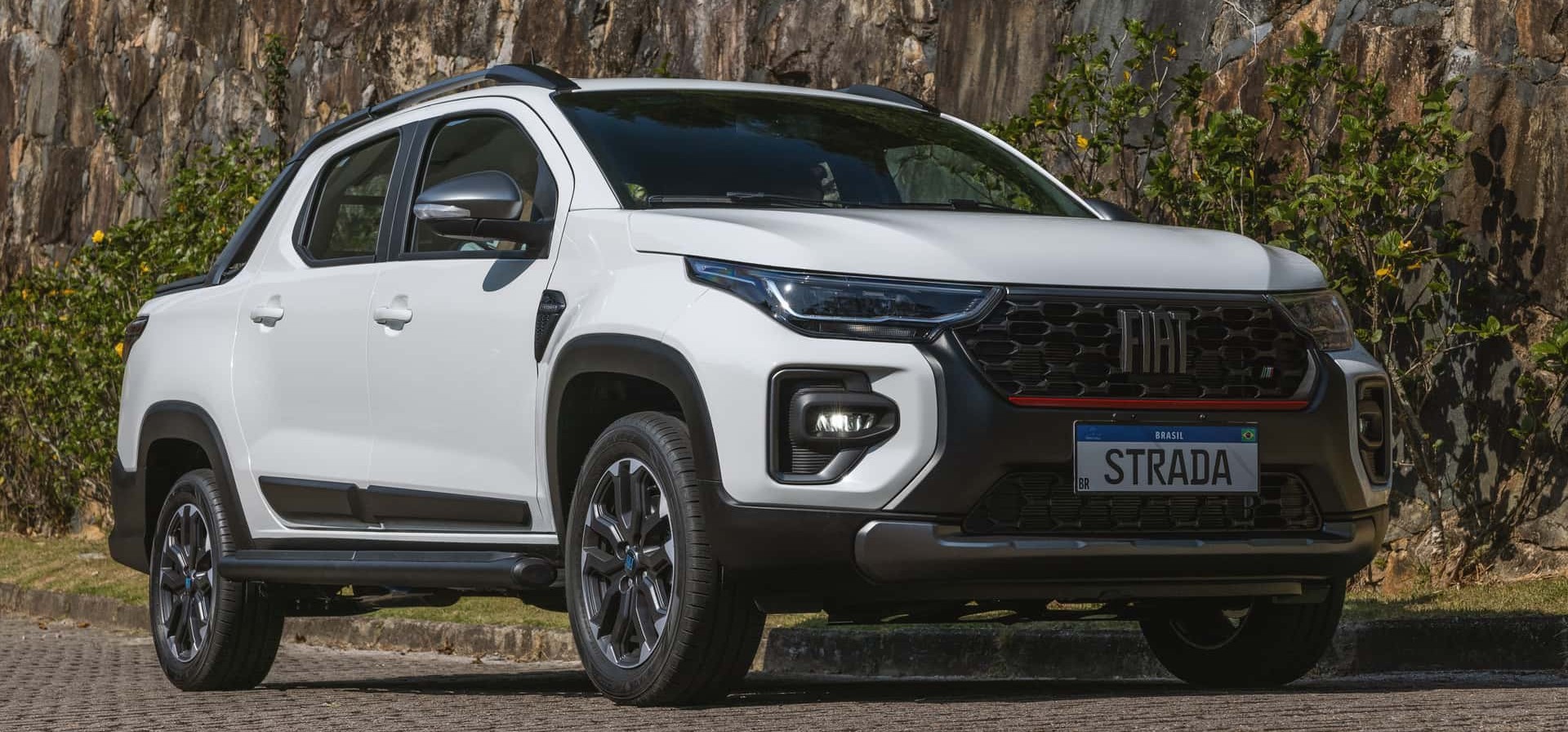 Fiat Strada mantém hegemonia: picape lidera vendas em maio com 15.395 unidades, enquanto BYD Dolphin Mini bate recorde