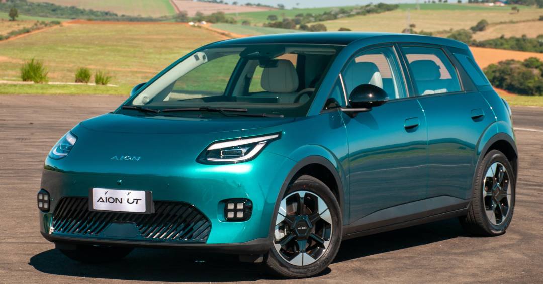 GAC Aion UT chega ao Brasil como hatch elétrico mais potente: 204 cv por R$ 139.990 e batalha direta com BYD Dolphin e Geely EX2