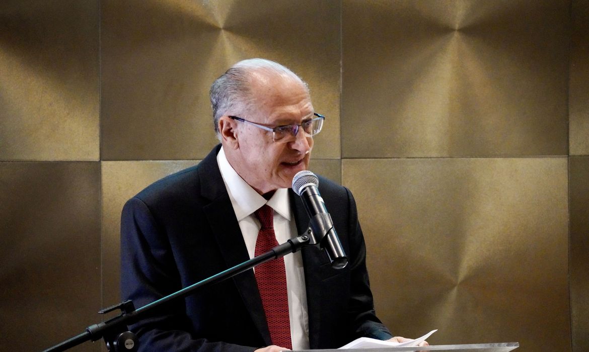 Alckmin trava batalha diplomática: Pix é inegociável e tarifa dos EUA será combatida