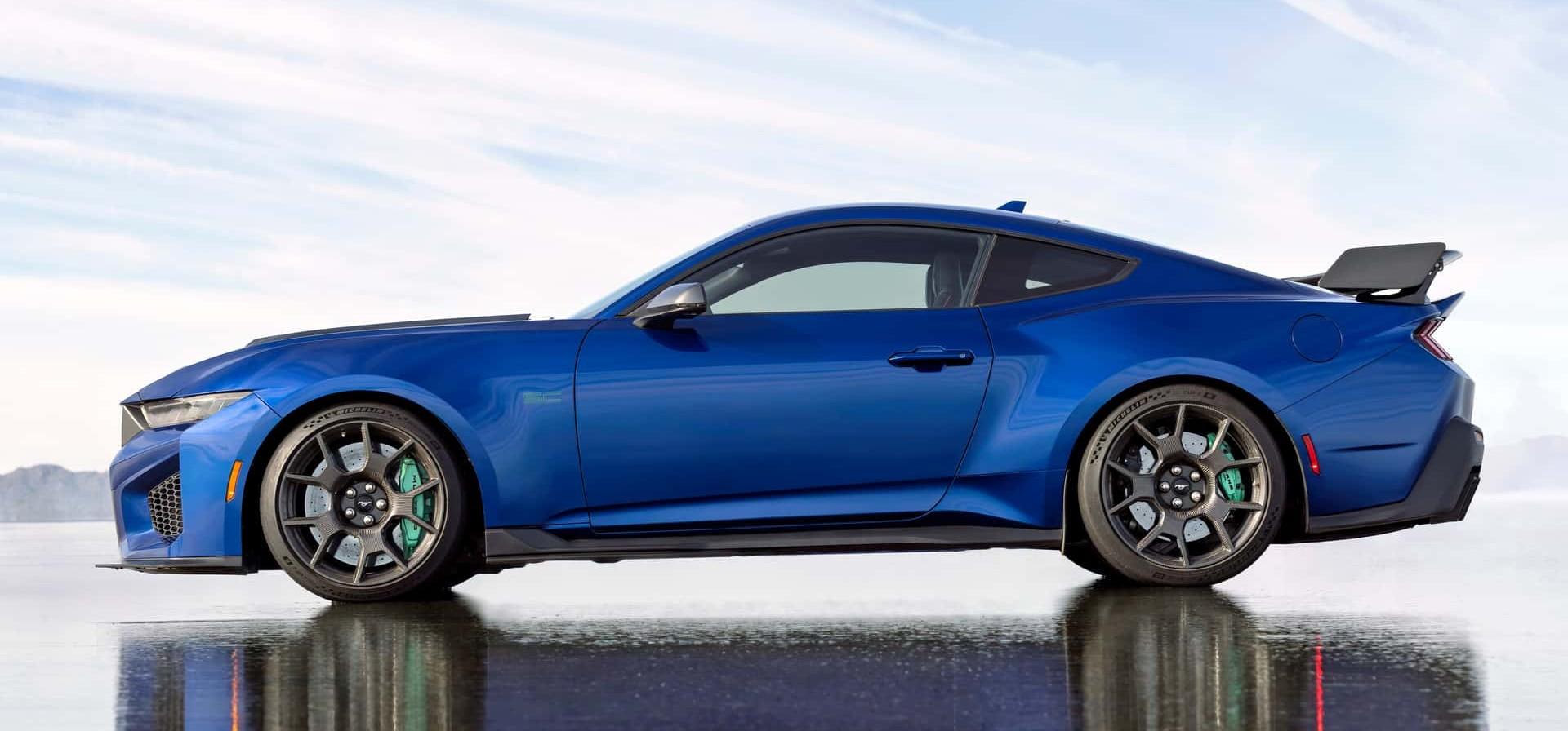 Ford sinaliza novo membro na família Mustang: sedã esportivo de quatro portas está nos planos?