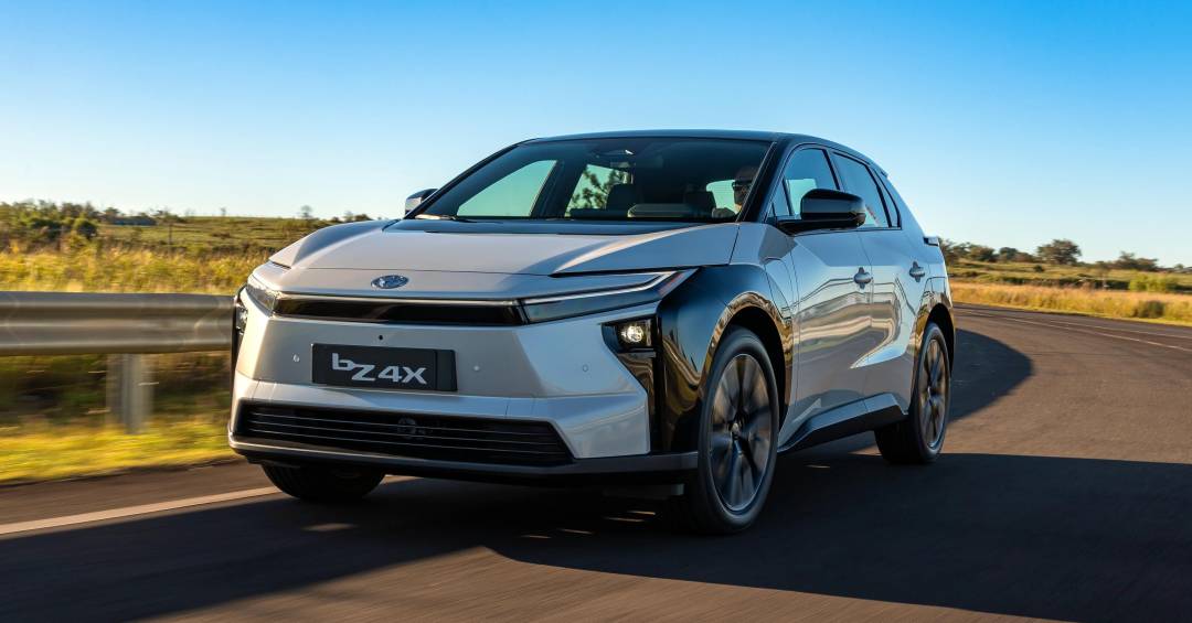 Toyota bZ4X estreia no Brasil por R$ 419.900: elétrico chega com garantia de 10 anos e lote limitado de 99 unidades