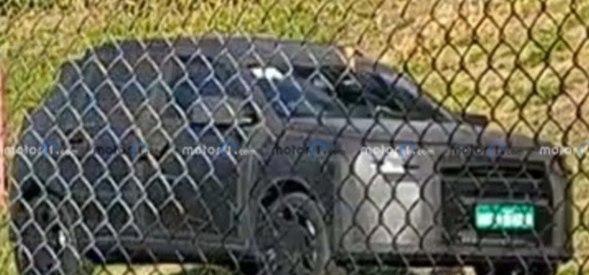 Fiat Argo 2026: versão de entrada é flagrada em Betim com faróis halógenos e rodas de ferro