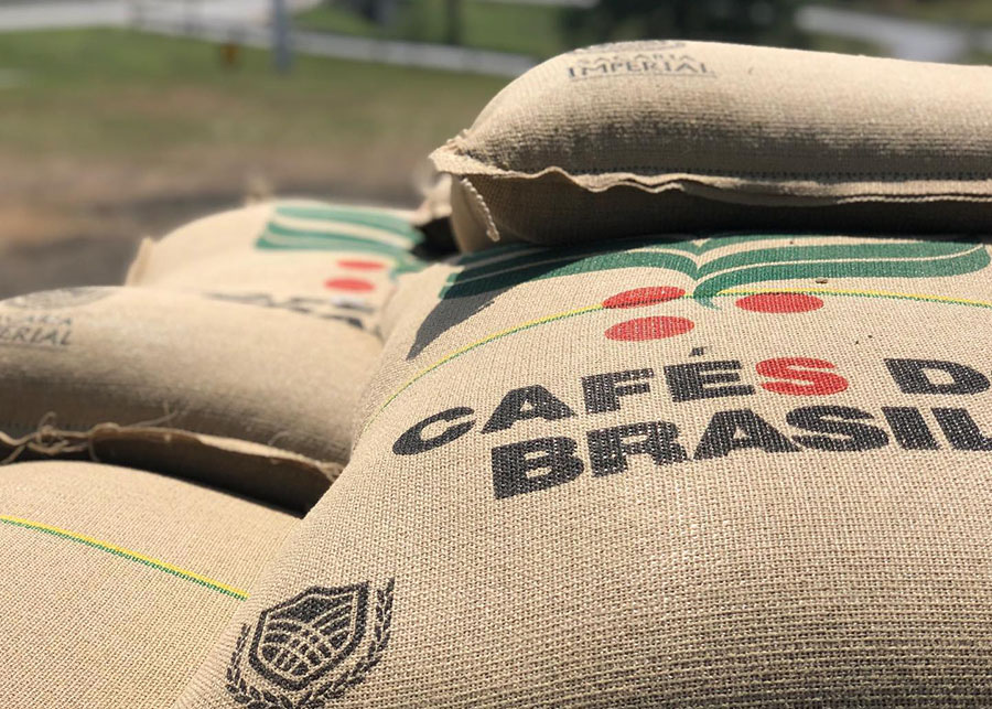Exportações de café caem 18% em volume, mas receita se mantém estável graças aos preços altos
