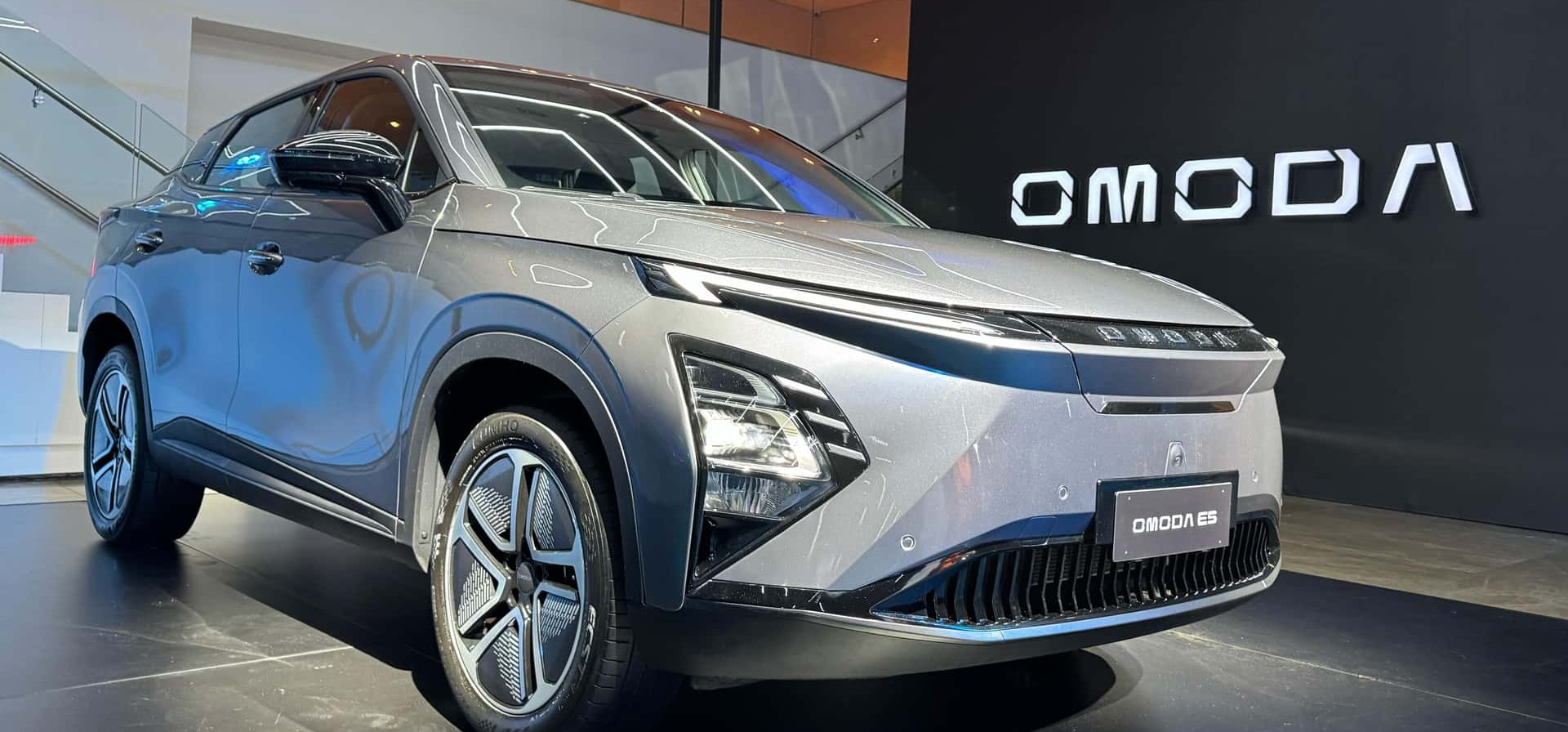 Omoda reduz preço do E5 para R$ 149.990 e mira BYD Dolphin e Ora 5 em 2026