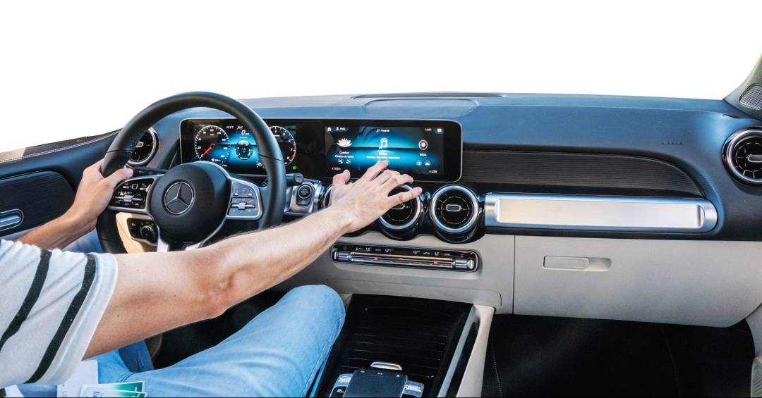 Central multimídia no carro: o que a lei proíbe e os riscos de ser multado