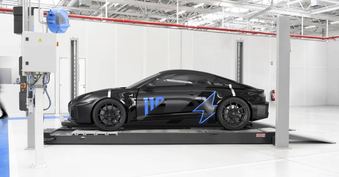 Alpine A110 elétrico estreia em Goodwood com inovação radical: bateria dividida para esportivo puro