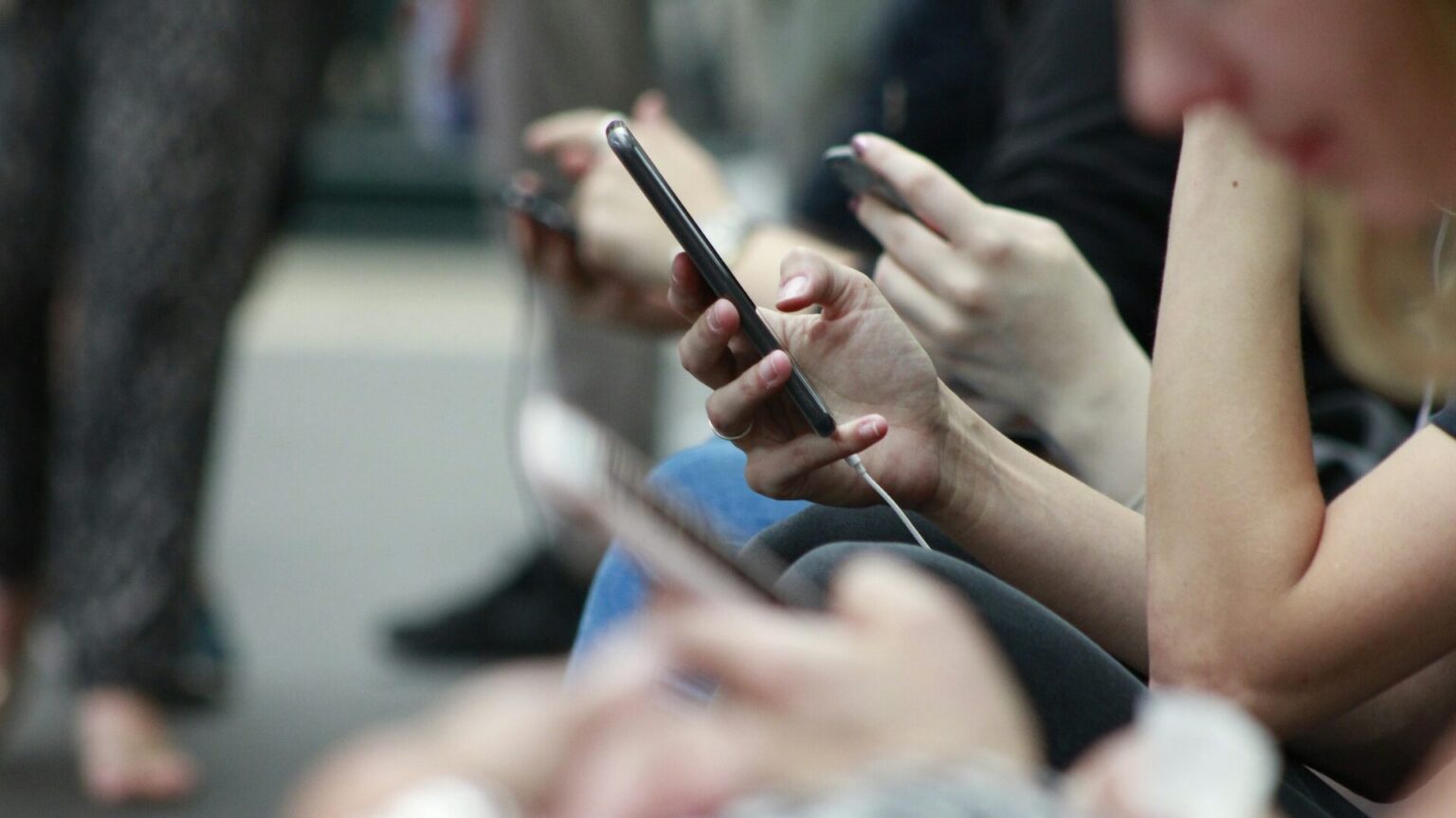 União Europeia cria ‘maioridade digital’: menores só poderão usar redes sociais sem restrições após os 18 anos