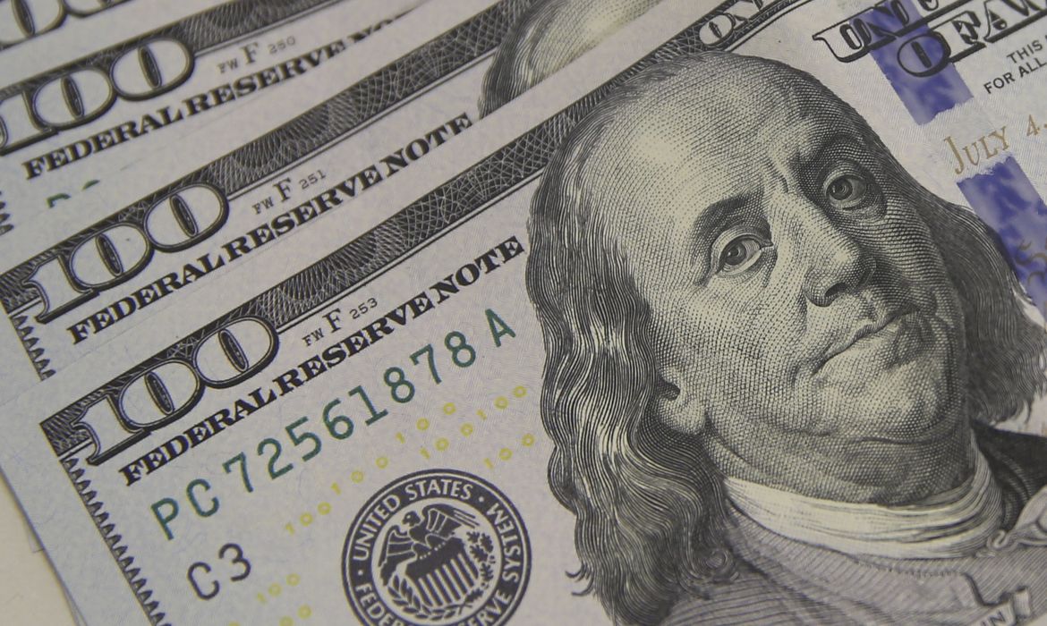 Dólar dispara para R$ 5,10 com tarifas dos EUA e incertezas globais