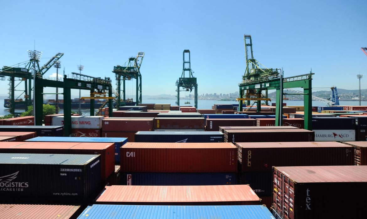 Tarifaço dos EUA afeta 18% das exportações brasileiras, mas balança comercial segue firme