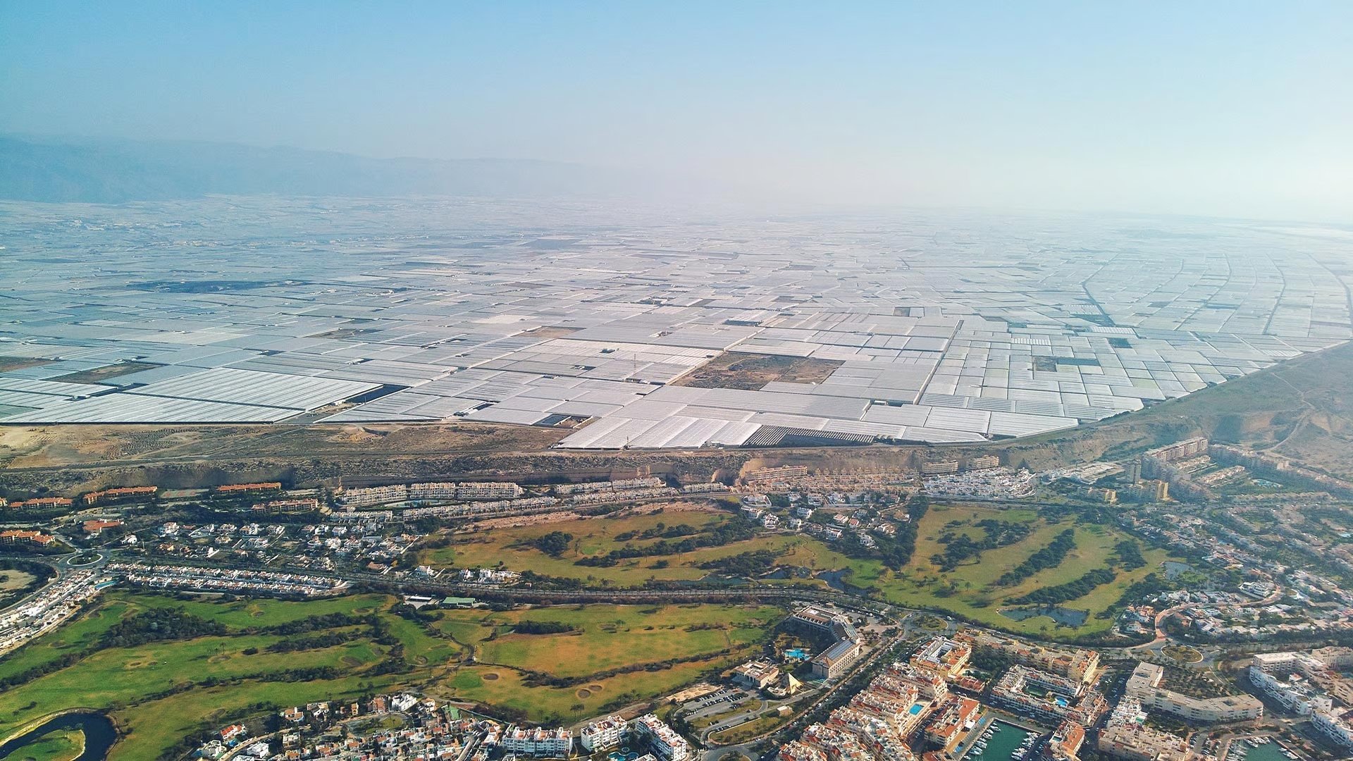Almería, o ‘Mar de Plástico’ que alimenta a Europa: como a Espanha dominou o agronegócio com tecnologia e inovação