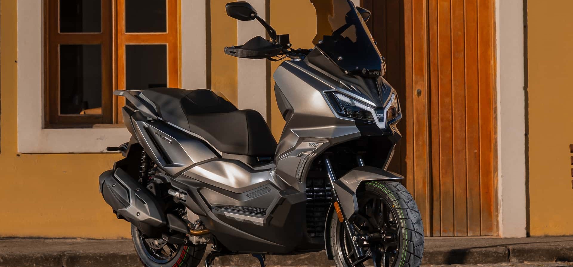 Dafra SYM ADXTG 300 2027 chega ao Brasil por R$ 32.990 com foco em aventura e tecnologia