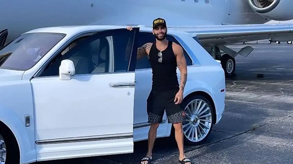 Gusttavo Lima ostenta Bugatti Chiron de R$ 60 milhões em coleção de supercarros