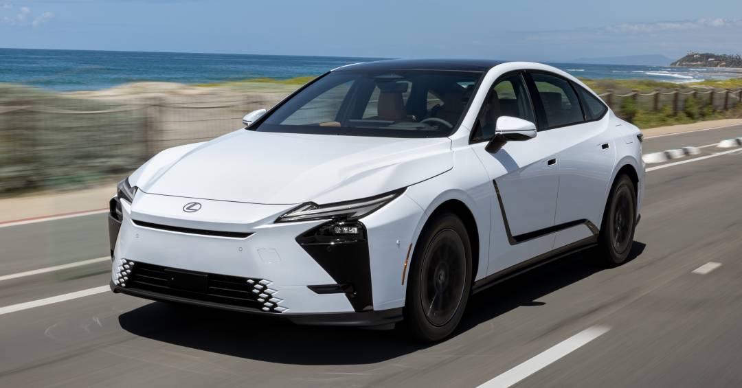 Lexus ES híbrido chega ao Brasil por R$ 399.990: o que muda na 8ª geração do sedã premium