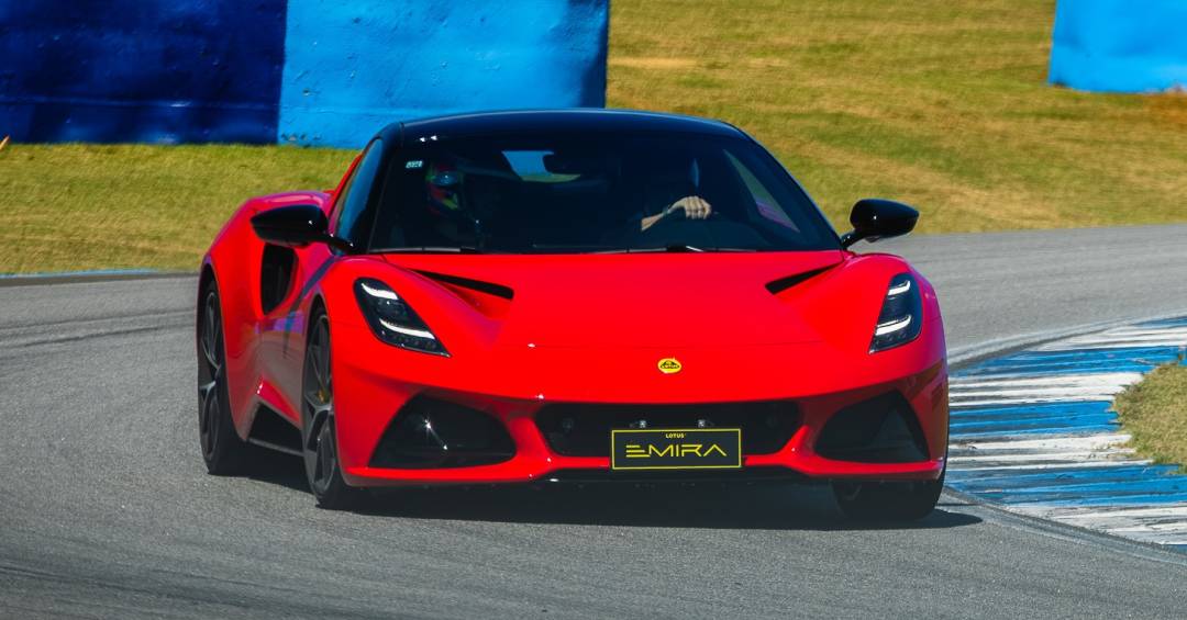 Lotus estreia no Brasil com elétricos mais baratos que esportivos a gasolina: preços de R$ 795 mil a R$ 1,23 milhão